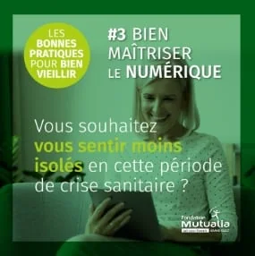 femme souriante devant sa tablette