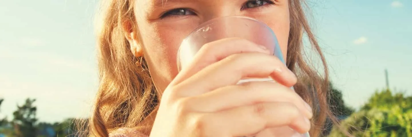 fillette buvant un verre d'eau
