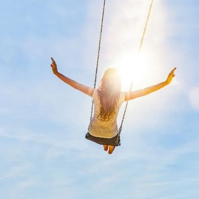 femme sur balançoire