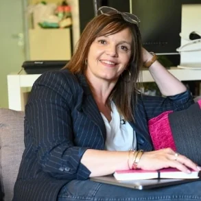 benedicte dirigeante à l'encre bleue