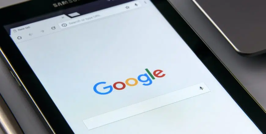 Tablette de marque Samsung avec Google Chrome sur la page d'accueil Google