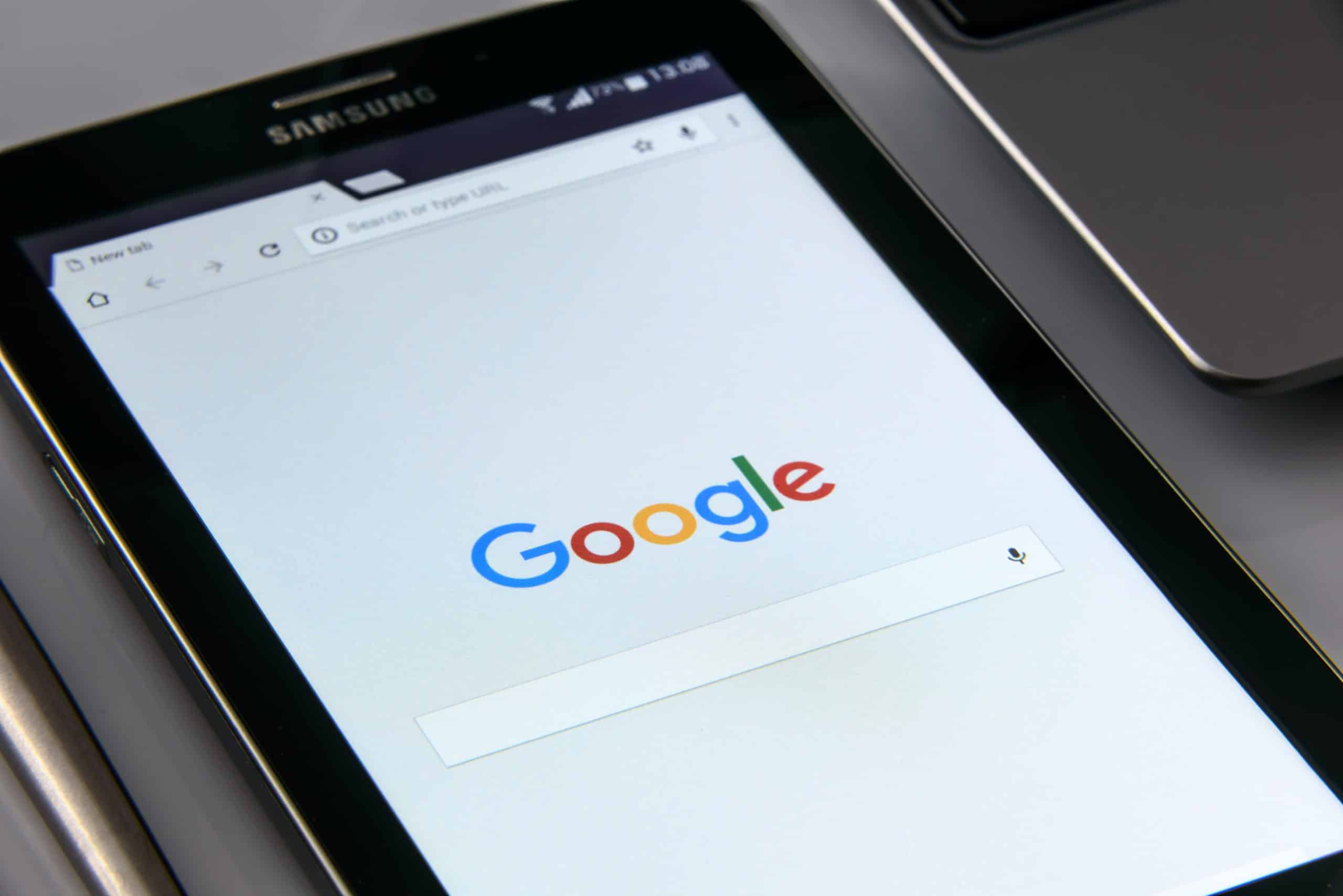 Tablette de marque Samsung avec Google Chrome sur la page d'accueil Google