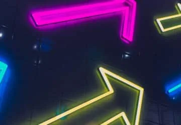 néons en forme de flèche sur fond noir