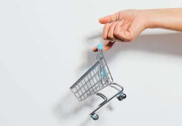 main tenant un caddie par l'index