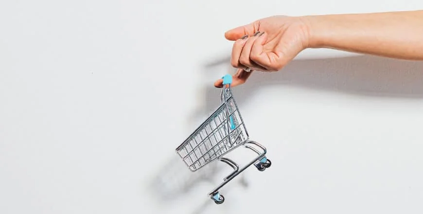 main tenant un caddie par l'index